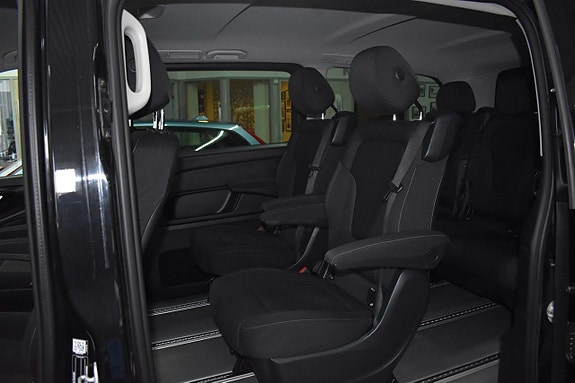 Mercedes-Benz V220 9 of 15