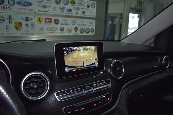 Mercedes-Benz V220 12 of 15