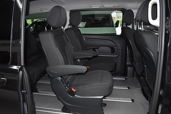Mercedes-Benz V220 7 of 15