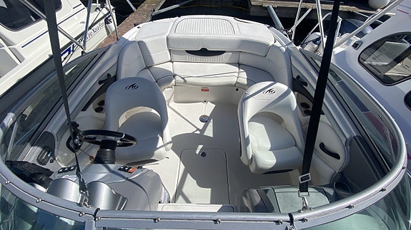 Monterey 214 FSC 2008 Volvo Penta 4,3 GXI 2008 7 of 19