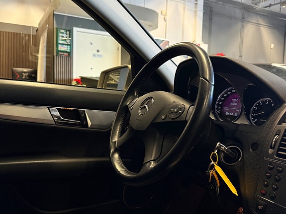 Mercedes-Benz C180 25 of 25