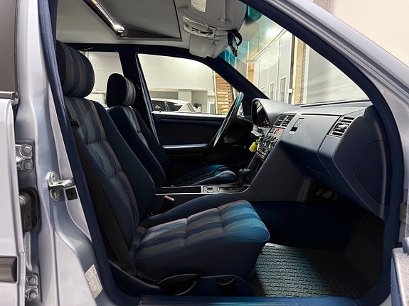 Mercedes-Benz C220 21 of 25