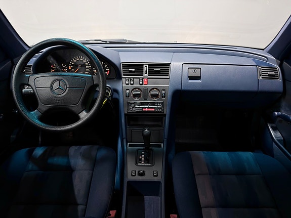 Mercedes-Benz C220 16 of 25