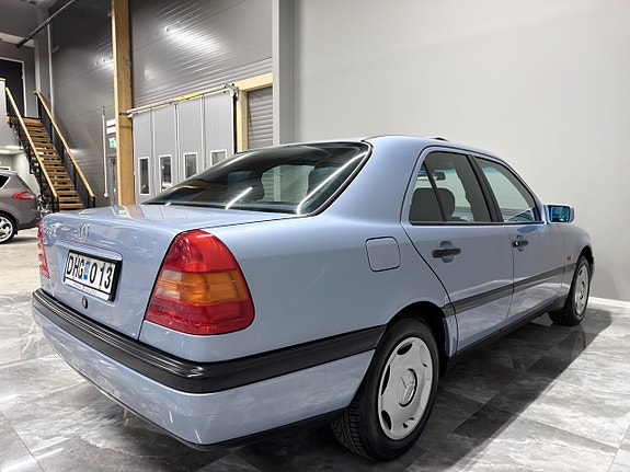Mercedes-Benz C220 8 of 25