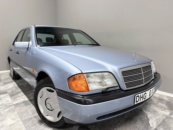 Mercedes-Benz C220 2 of 25