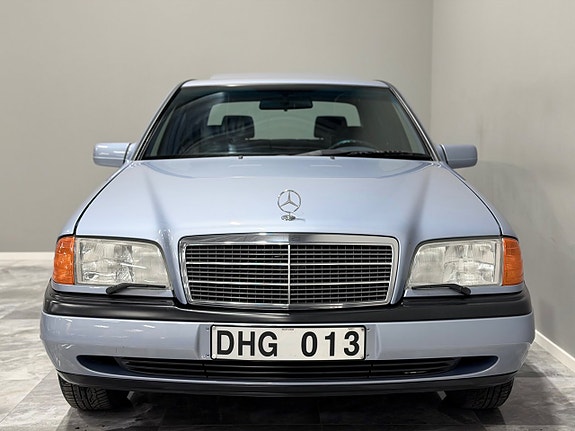 Mercedes-Benz C220 3 of 25