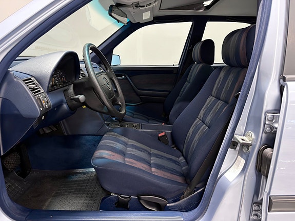 Mercedes-Benz C220 14 of 25