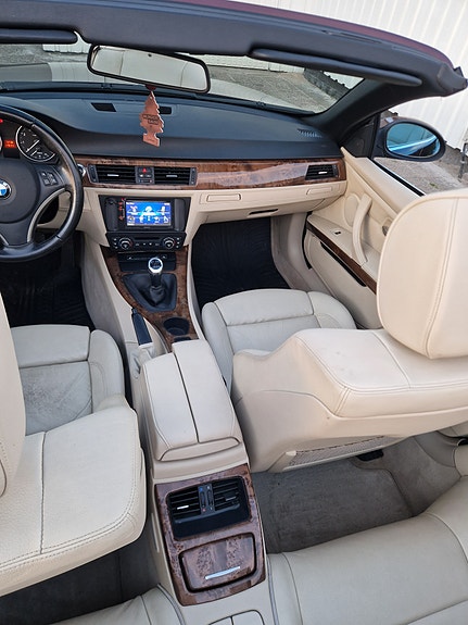 BMW 320i 7 of 14