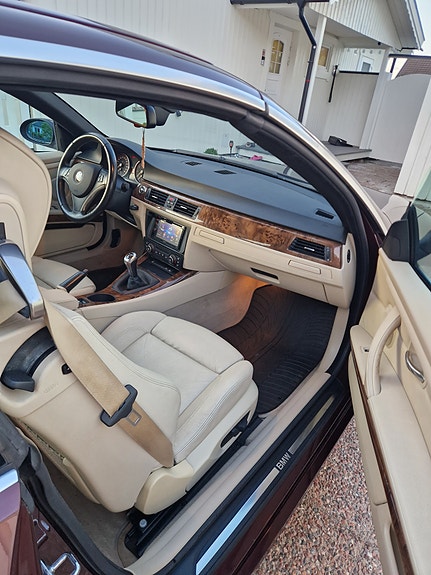 BMW 320i 8 of 14