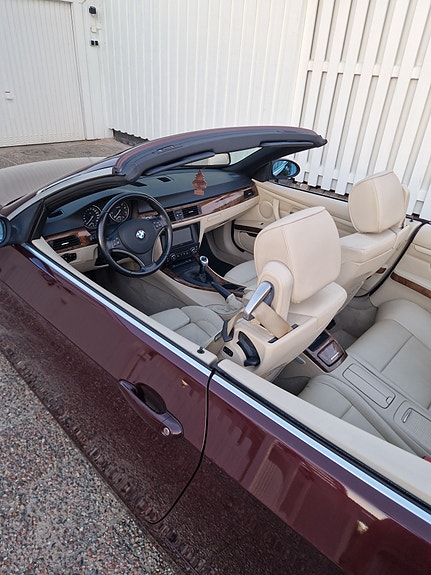 BMW 320i 13 of 14