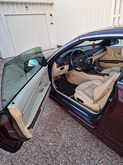 BMW 320i 9 of 14
