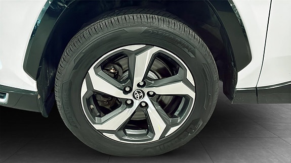 Toyota RAV4 9 of 17