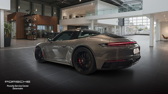 Porsche 911 Targa 4 GTS 2 of 17