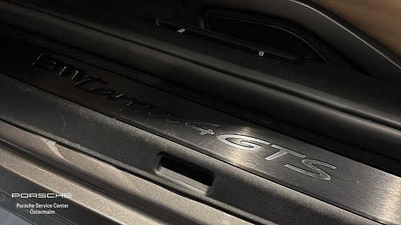 Porsche 911 Targa 4 GTS 12 of 17