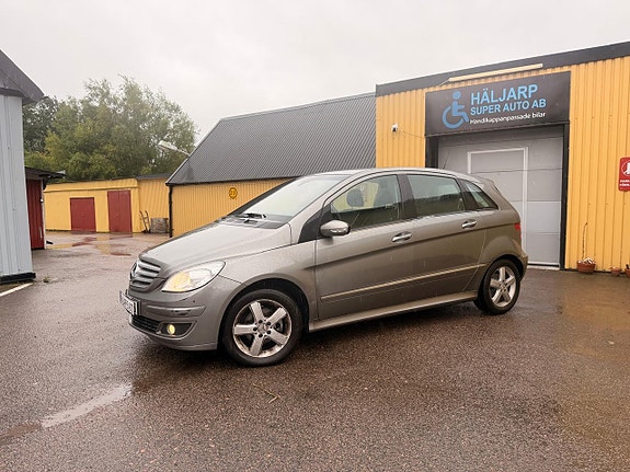 Mercedes-Benz B170 2 of 10