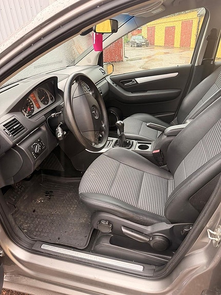 Mercedes-Benz B170 8 of 10
