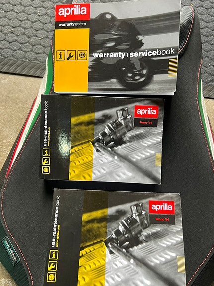 Aprilia Tuono V4 R 4 of 5