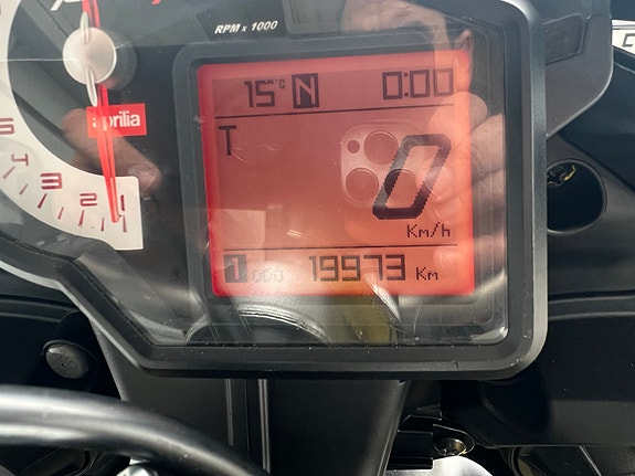 Aprilia Tuono V4 R 2 of 5