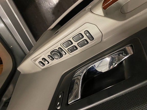 Cadillac SRX 28 of 28
