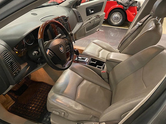 Cadillac SRX 18 of 28