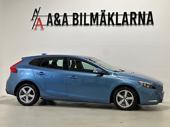 Volvo V40 2 of 22