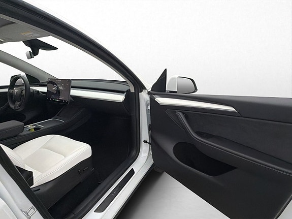 Tesla Model Y 27 of 30
