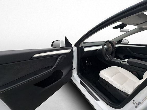 Tesla Model Y 11 of 30