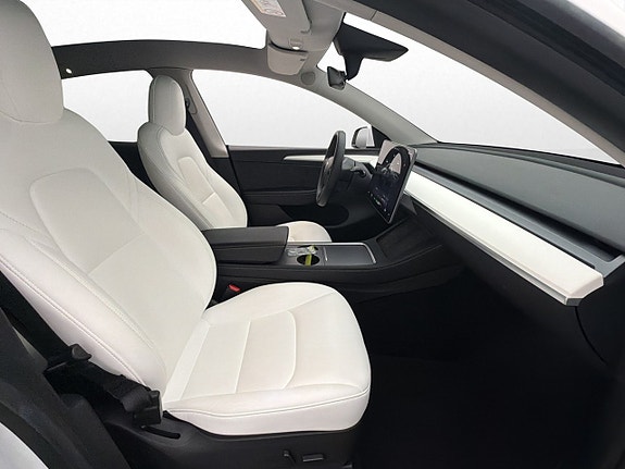 Tesla Model Y 26 of 30