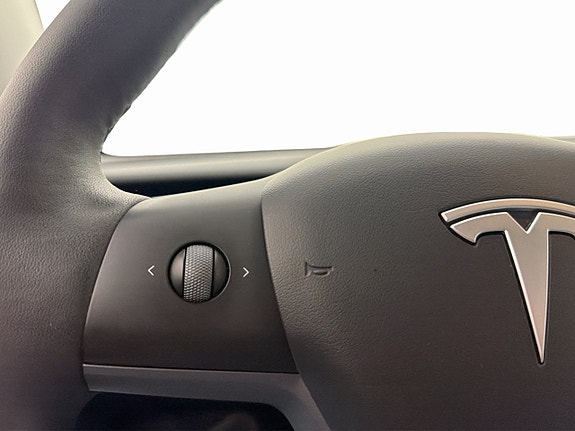 Tesla Model Y 15 of 30