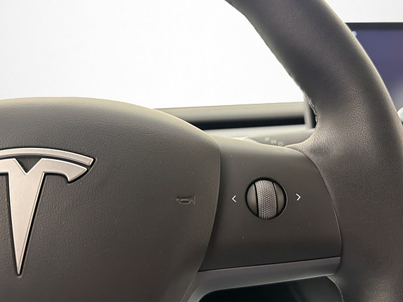 Tesla Model Y 16 of 30