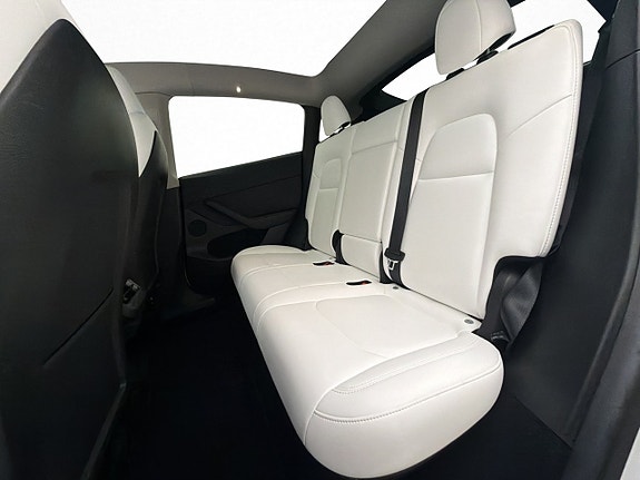 Tesla Model Y 28 of 30