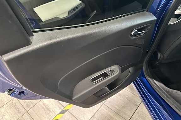 Renault Clio 10 of 17