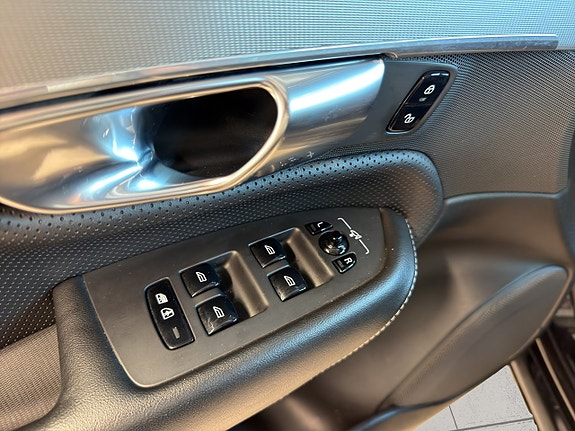 Volvo XC90 18 of 28