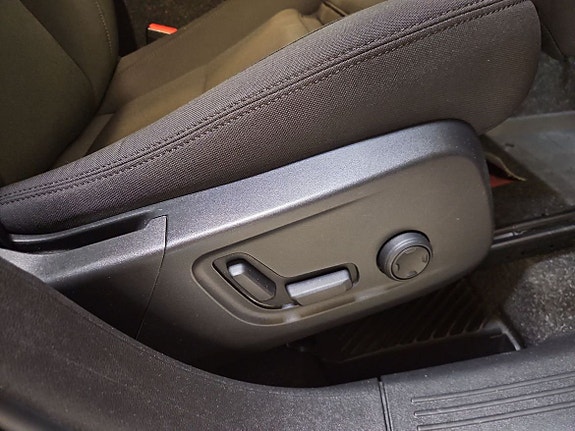 Volvo XC40 12 of 18