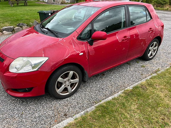 Toyota Auris 2 of 2