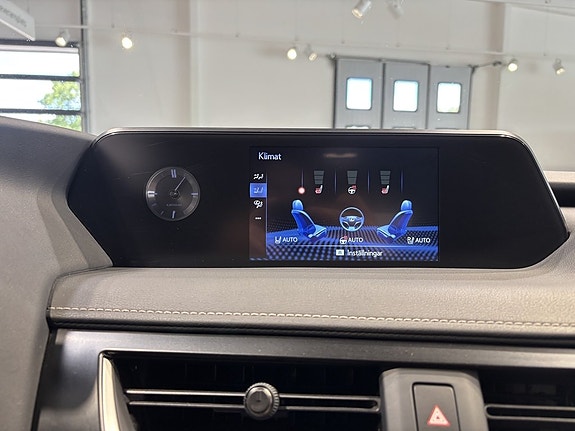Lexus UX250h 16 of 17