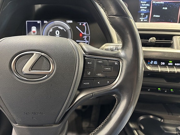 Lexus UX250h 11 of 17