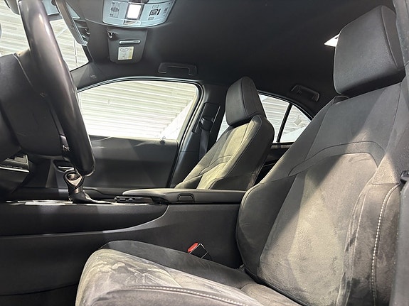 Lexus UX250h 8 of 17