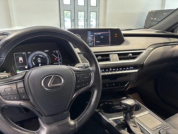 Lexus UX250h 12 of 17