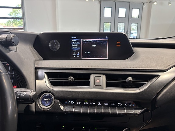 Lexus UX250h 13 of 17
