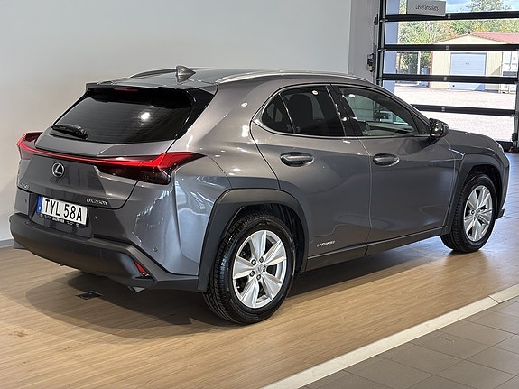 Lexus UX250h 4 of 17