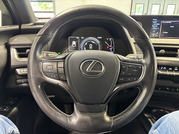 Lexus UX250h 9 of 17
