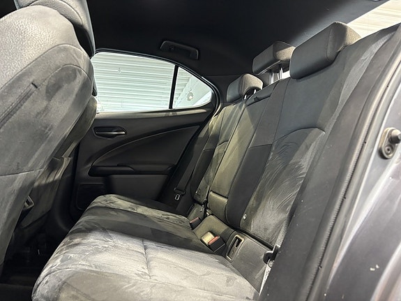 Lexus UX250h 6 of 17
