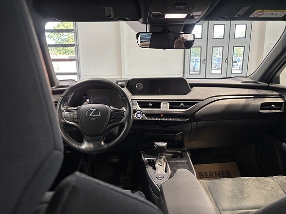 Lexus UX250h 7 of 17