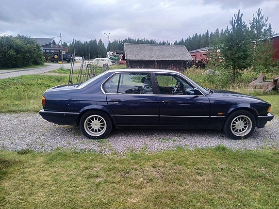 BMW 750iL 2 of 5