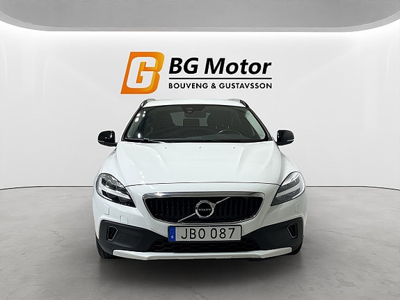 Volvo V40 Cross Country 2 of 19