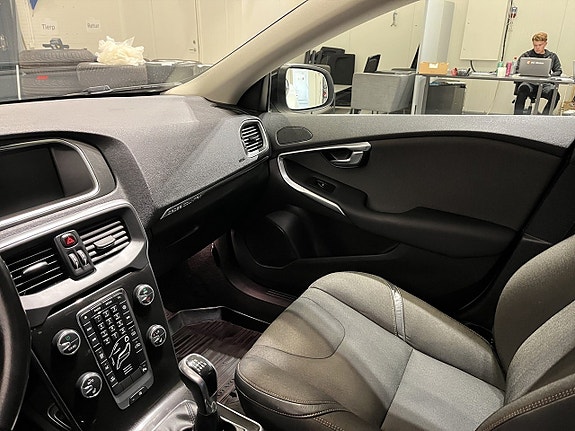 Volvo V40 Cross Country 15 of 19