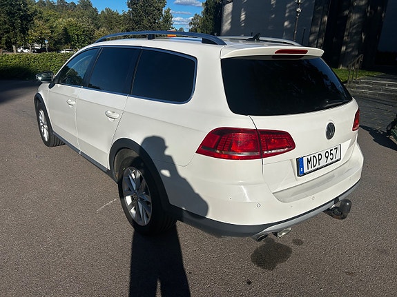 Volkswagen Passat Alltrack 4 of 23