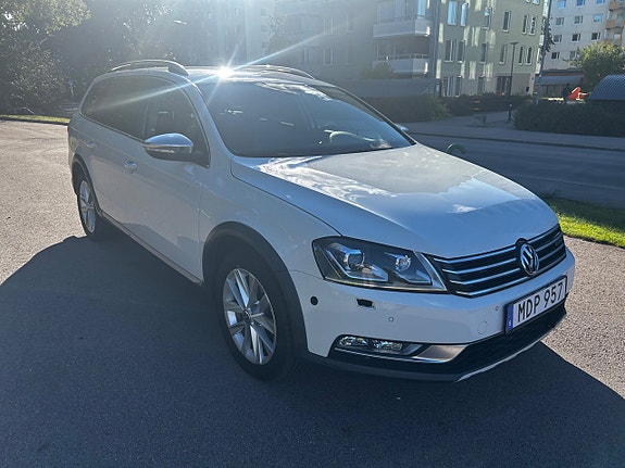 Volkswagen Passat Alltrack 2 of 23