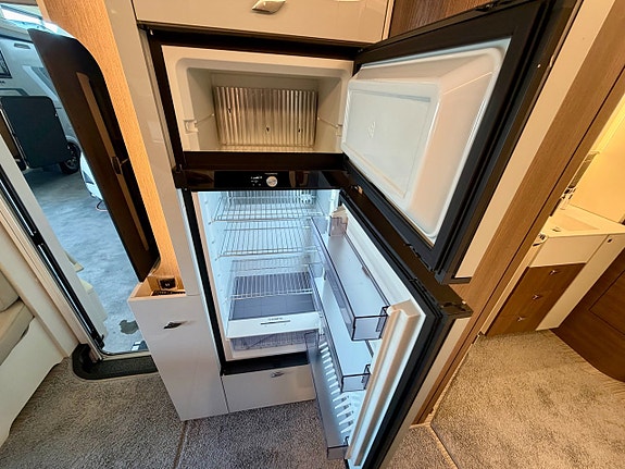 Bürstner Elegance I 910 G / Mercedes / ALDE / Hydraulben / AC / Lithium / iNDUS 28 of 30